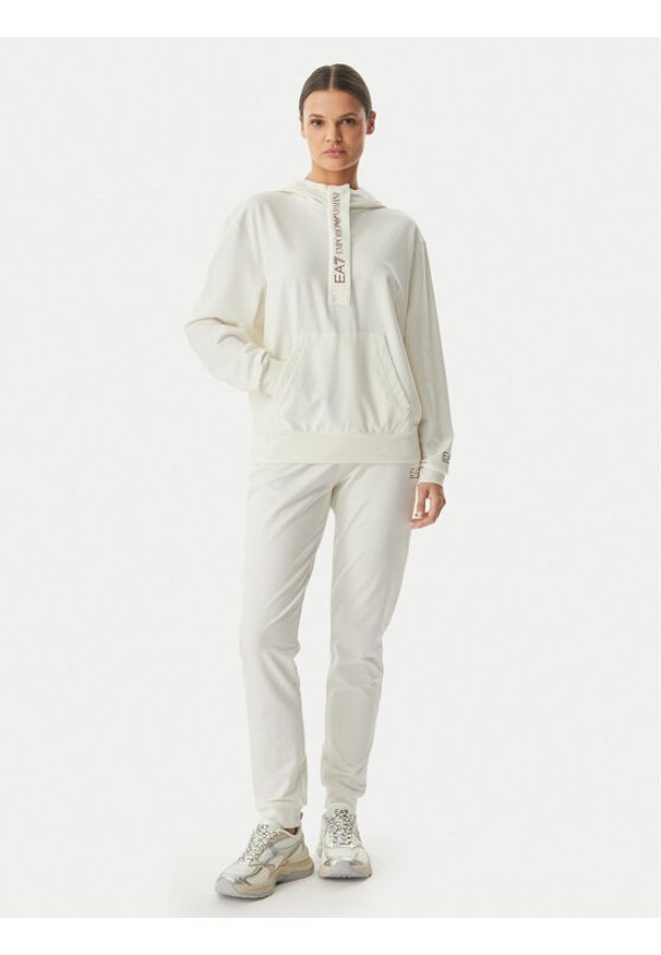 EA7 Emporio Armani Dres 7W000117 AF13135 U0004 Kremowy Regular Fit. Kolor: kremowy. Materiał: bawełna