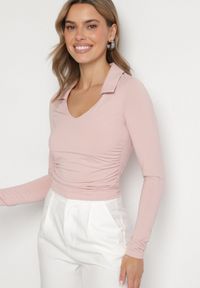 Born2be - Różowa Bluzka z Marszczeniem i Kołnierzykiem Amoessa. Okazja: na co dzień. Typ kołnierza: dekolt w kształcie V. Kolor: różowy. Materiał: jeans. Długość rękawa: długi rękaw. Długość: długie. Styl: elegancki, casual #3