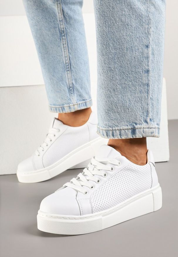 Born2be - Białe Skórzane Sneakersy na Grubej Podeszwie z Perforacją i Aplikacją Neowenia. Kolor: biały. Materiał: skóra. Wzór: aplikacja