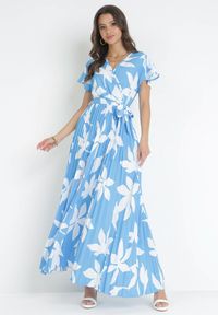 Born2be - Niebieska Plisowana Sukienka Maxi z Gumką w Pasie z Wiskozy w Kwiaty Rossemari. Kolor: niebieski. Materiał: wiskoza. Długość rękawa: krótki rękaw. Wzór: kwiaty. Sezon: lato. Typ sukienki: kopertowe. Długość: maxi #2
