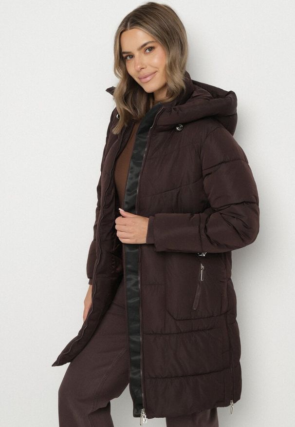 Born2be - Brązowa Kurtka Pikowana z Kapturem i Suwakami po Bokach Lindrie. Okazja: na spacer, na co dzień. Typ kołnierza: kaptur. Kolor: brązowy. Materiał: poliester, jeans, dzianina. Długość: długie. Styl: casual
