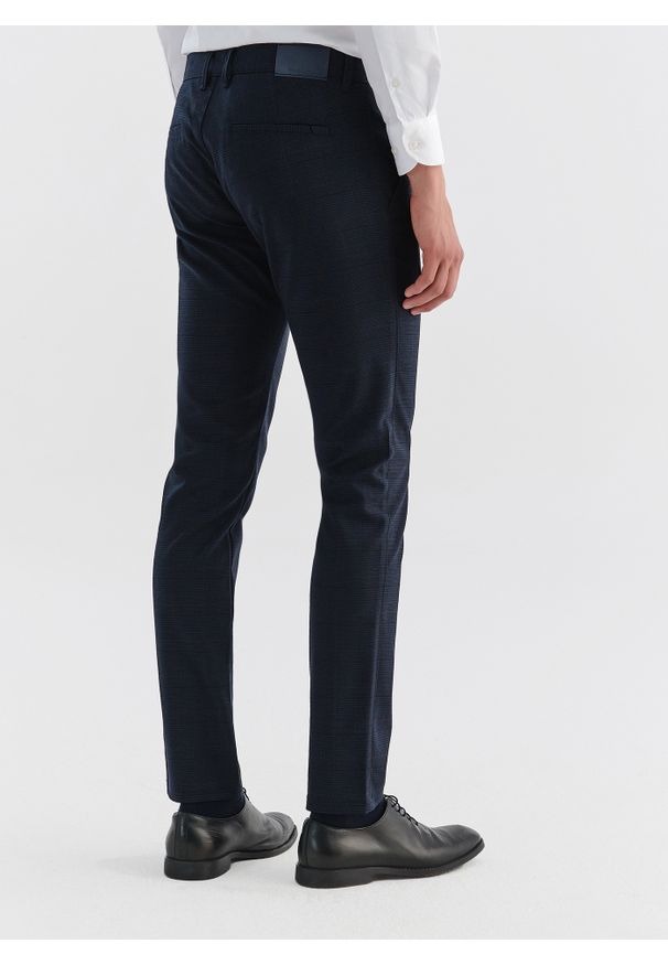 Pako Lorente - PAKO LORENTE – Granatowe spodnie męskie NIMA w subtelną kratę P000B-WX-214-G. Kolor: niebieski. Długość: długie. Styl: elegancki