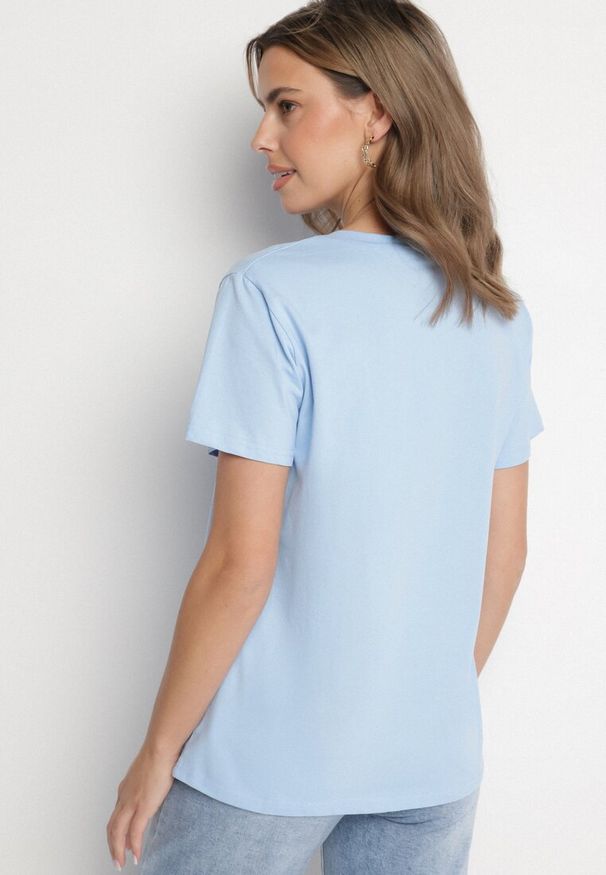 Born2be - Jasnoniebieski Bawełniany T-shirt z Trójkątnym Dekoltem Nelirna. Okazja: na co dzień. Kolor: niebieski. Materiał: bawełna. Styl: casual