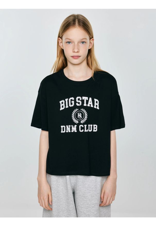 Big-Star - Koszulka dziewczęca z nadrukiem czarna Minka 906. Okazja: na co dzień, na uczelnię. Kolor: czarny. Materiał: dzianina, bawełna, jeans. Długość: krótkie. Wzór: nadruk. Styl: sportowy, casual, młodzieżowy