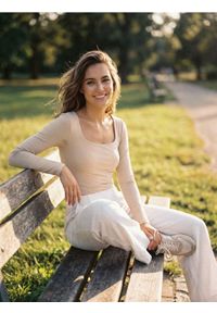 Sinsay - Body z długim rękawem basic - kremowy. Kolor: kremowy. Długość rękawa: długi rękaw. Długość: długie