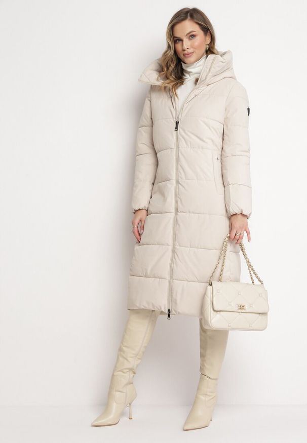 Born2be - Beżowa Zimowa Kurtka za Kolano Płaszcz z Szerokim Pikowaniem i Nieodpinanym Kapturem Hressa. Kolor: beżowy. Długość: długie. Wzór: aplikacja. Sezon: zima