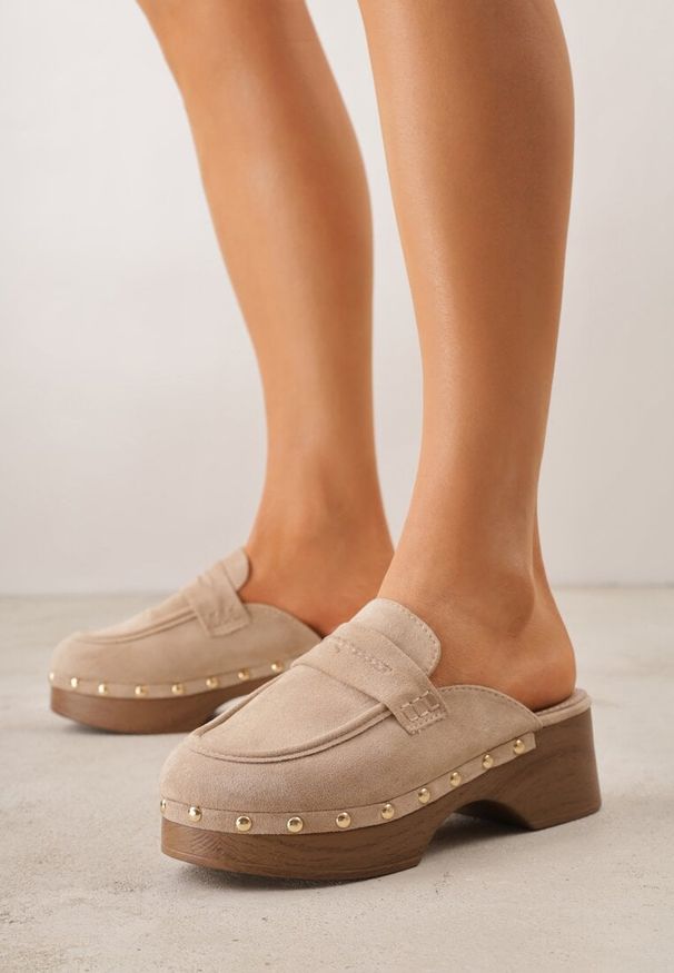 Renee - Beżowe Klapki Drewniaki o Fasonie Loafersów z Ozdobnymi Nitami Sargita. Okazja: na co dzień. Kolor: beżowy. Materiał: skóra. Wzór: haft. Styl: elegancki, casual