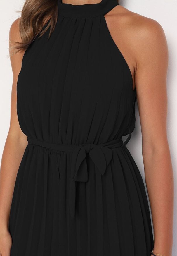 Born2be - Czarny Taliowany Kombinezon z Dekoltem Typu Halter z Gumką w Pasie i Materiałowym Paskiem Xolefia. Okazja: na imprezę, na co dzień. Kolor: czarny. Materiał: materiał. Styl: elegancki, casual