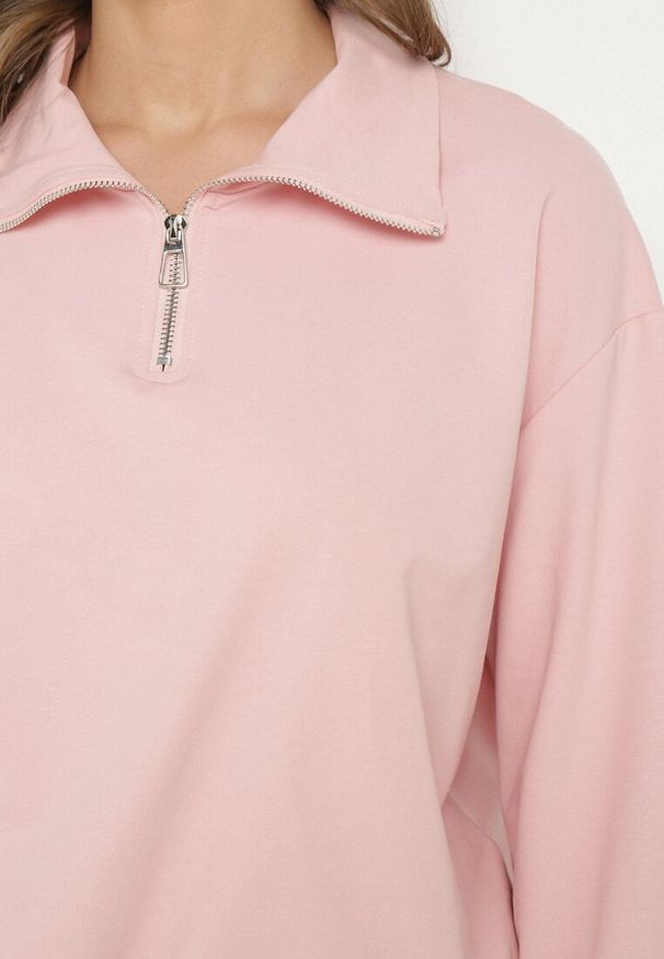 Born2be - Różowa Bluza z Kołnierzykiem z Suwakiem i Ściągaczem u Dołu Alanidra. Okazja: na co dzień. Kolor: różowy. Materiał: jeans. Długość rękawa: długi rękaw. Długość: długie. Styl: elegancki, casual