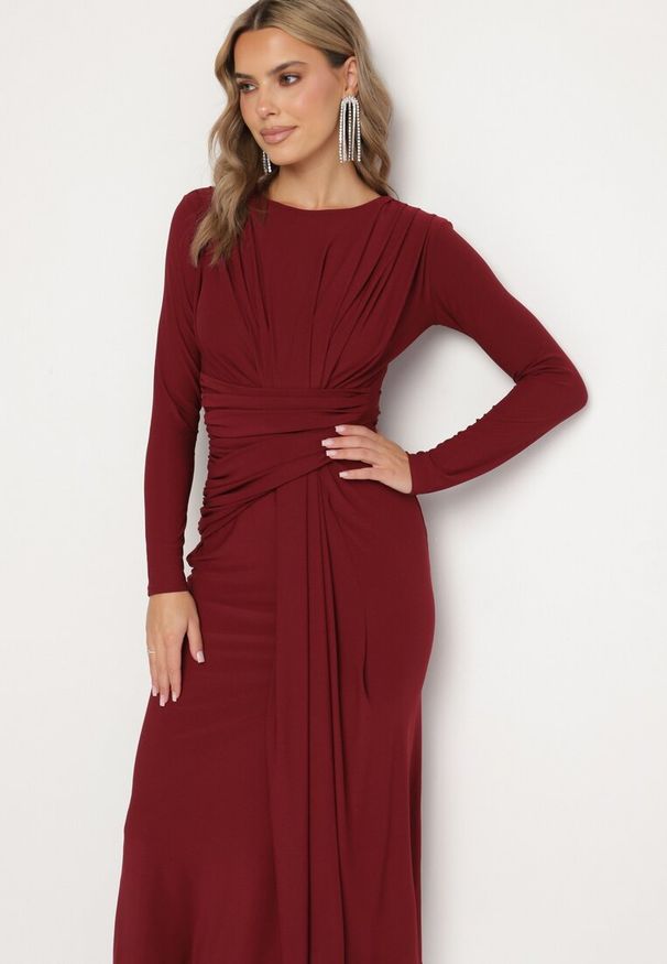 Born2be - Bordowa Dopasowana Sukienka z Długim Rękawem Marszczeniem i Trenem Senallia. Okazja: na spotkanie biznesowe. Typ kołnierza: dekolt w łódkę. Kolor: czerwony. Długość rękawa: długi rękaw. Styl: biznesowy, elegancki, klasyczny