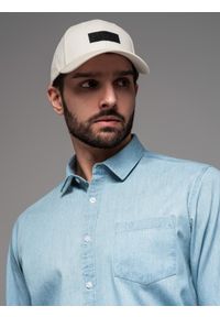 Ombre Clothing - Męska czapka bejsbolówka z daszkiem i prostokątną naszywką – kremowa V2. Kolor: kremowy. Materiał: bawełna. Wzór: aplikacja. Styl: klasyczny, sportowy, casual, elegancki