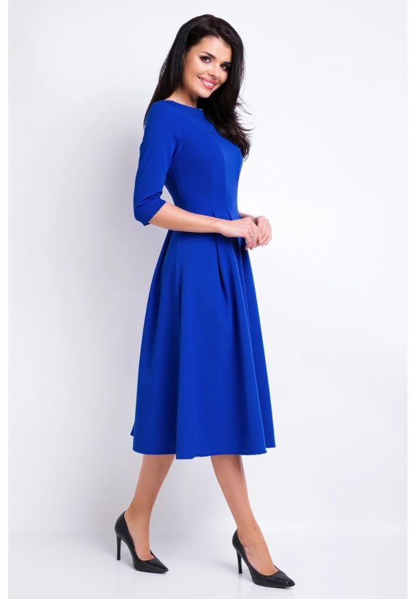 Sukienki.shop - Elegancka sukienka rozkloszowana z kontrafałdami niebieska. Okazja: do pracy. Kolor: niebieski. Styl: elegancki