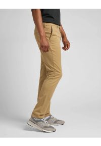 Lee - LEE MĘSKIE SPODNIE MATERIAŁOWE LEE SLIM CHINO CLAY L71LTY60 112324935. Materiał: materiał #4