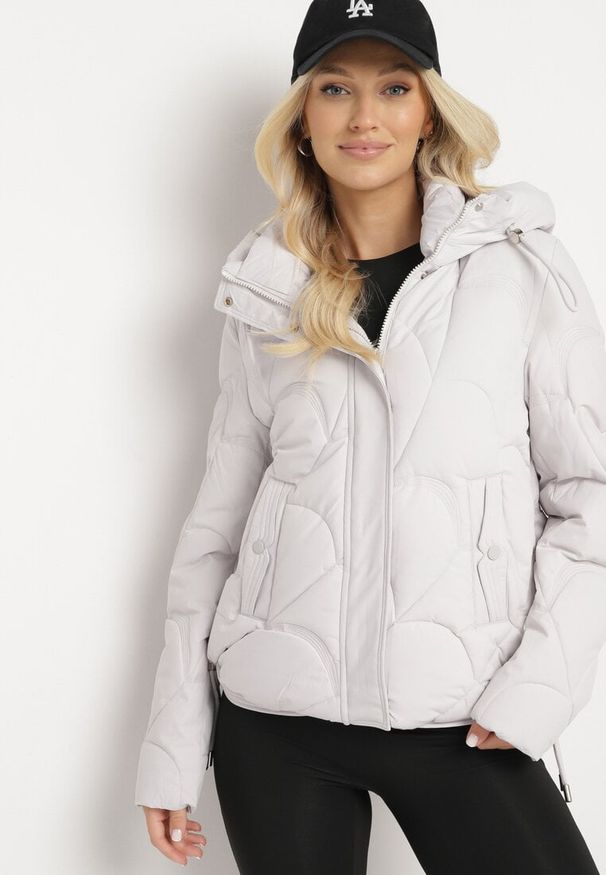 Born2be - Biała Pikowana Kurtka o Pudełkowym Kroju z Kapturem i Ściągaczami Selizola. Okazja: na spacer. Typ kołnierza: kaptur. Kolor: biały. Materiał: skóra, jeans. Styl: sportowy