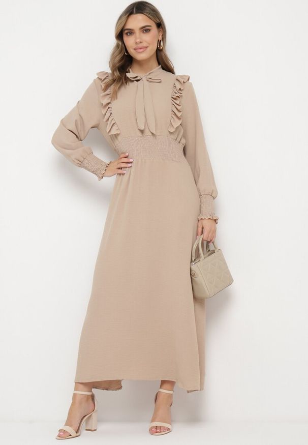 Born2be - Beżowa Rozkloszowana Sukienka Maxi Wiązana przy Dekolcie Ozdobiona Falbankami Nuteki. Typ kołnierza: kołnierz z falbankami. Kolor: beżowy. Wzór: aplikacja. Styl: elegancki. Długość: maxi