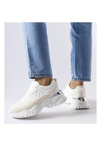 Inna Białe sneakersy ze srebrną wstawką Esquibel. Okazja: na co dzień. Nosek buta: okrągły. Kolor: biały. Materiał: guma. Obcas: na obcasie. Wysokość obcasa: średni #2