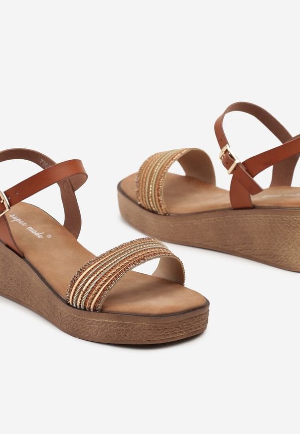 Renee - Brązowe Sandały Zapinane przy Kostce z Cyrkoniami na Koturnie Madoka. Zapięcie: sprzączka. Kolor: brązowy. Wzór: aplikacja. Sezon: lato. Obcas: na koturnie. Styl: elegancki