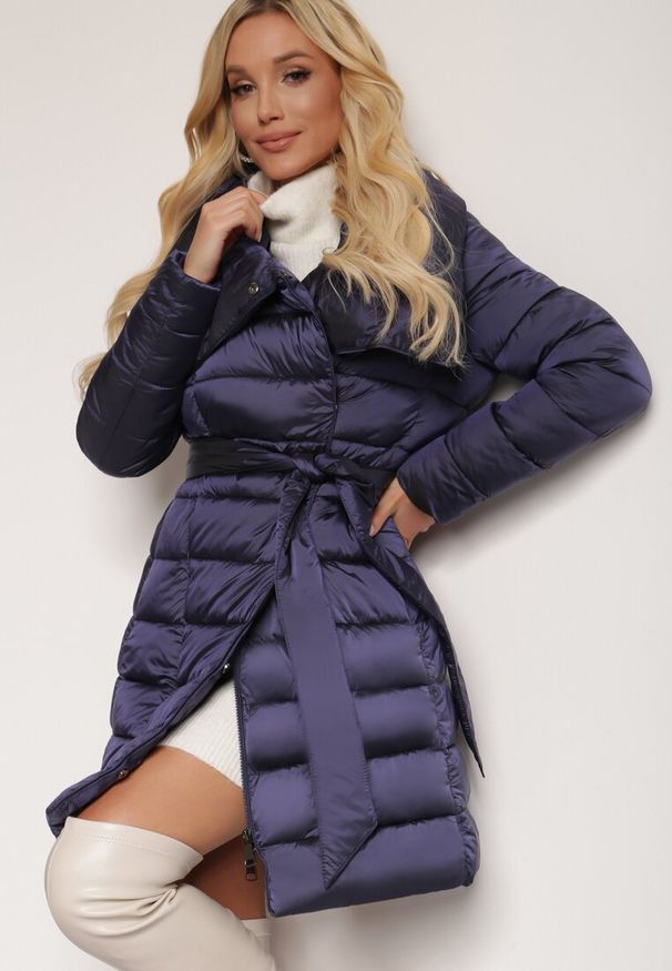 Renee - Granatowa Kurtka Dagiel. Typ kołnierza: bez kaptura. Kolor: niebieski. Długość rękawa: długi rękaw. Długość: długie. Wzór: aplikacja. Sezon: zima. Styl: elegancki