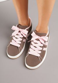 Renee - Brązowe Sneakersy Ozdobione Motywem Pasków Flortewi. Nosek buta: okrągły. Zapięcie: pasek. Kolor: brązowy. Materiał: nubuk, syntetyk. Wzór: aplikacja. Obcas: na obcasie. Wysokość obcasa: niski #6