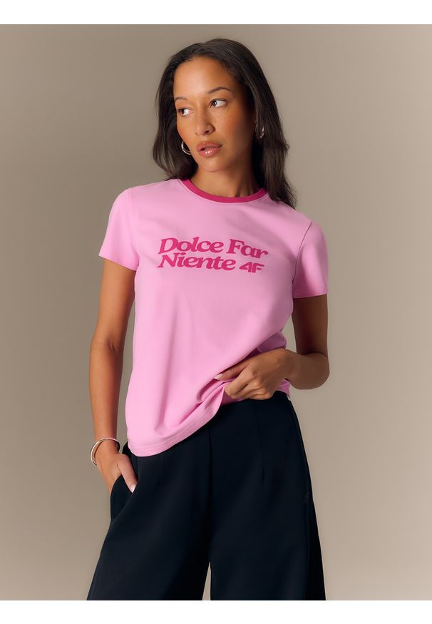 4f - 4F T-shirt regular z nadrukiem damski - różowy XS. Okazja: na co dzień. Kolor: różowy. Materiał: materiał, skóra. Wzór: nadruk. Styl: casual