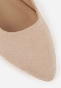 Renee - Ciemnobeżowe Sandały Vices z Odkrytą Piętą i Szpiczastym Noskiem Zdobione Aplikacją Edithania. Okazja: na co dzień, do pracy, na spotkanie biznesowe. Nosek buta: szpiczasty. Kolor: beżowy. Materiał: jeans. Wzór: aplikacja. Styl: casual, biznesowy #5