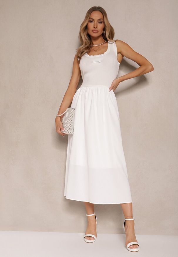 Renee - Biała Rozkloszowana Sukienka z Wiskozy Ozdobiona Naszywką Ronlina. Okazja: na co dzień. Kolor: biały. Materiał: wiskoza. Wzór: aplikacja. Styl: elegancki, casual