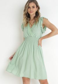 Born2be - Miętowa Sukienka Mini z Wiskozy z Koronkową Tasiemką i Gumką w Talii Susanji. Kolor: miętowy. Materiał: koronka, wiskoza. Długość: mini #1