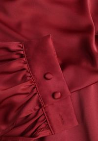 Renee - Czerwona Bawełniana Sukienka VICES z Satyny z Kopertowym Dekoltem Cunelia. Okazja: na co dzień. Typ kołnierza: dekolt kopertowy. Kolor: czerwony. Materiał: satyna, bawełna. Długość rękawa: długi rękaw. Typ sukienki: kopertowe. Styl: casual, elegancki #6