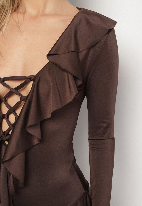 Born2be - Brązowa Taliowana Sukienka Zdobiona Falbankami Tiraneda. Okazja: na imprezę. Typ kołnierza: kołnierz z falbankami. Kolor: brązowy. Wzór: aplikacja. Typ sukienki: proste. Styl: elegancki