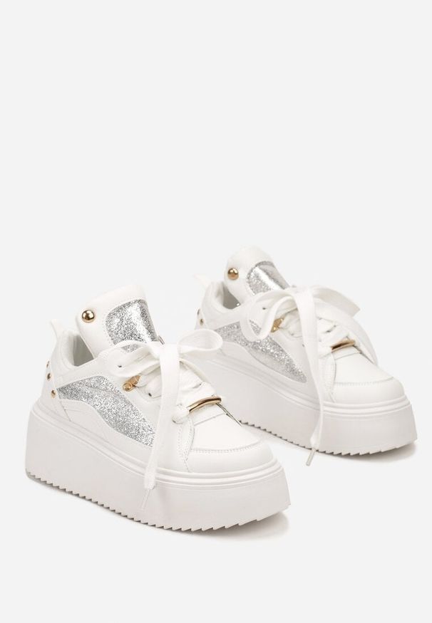 Born2be - Białe Sneakersy na Grubej Podeszwie z Metalicznymi Wstawkami i Nitami Azirra. Kolor: biały. Materiał: jeans. Szerokość cholewki: normalna
