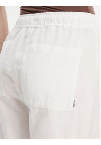 Mustang Spodnie materiałowe Tuscaloosa 1016583 Biały Wide Fit. Kolor: biały. Materiał: bawełna #2