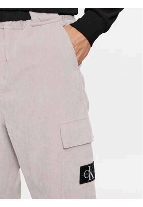 Calvin Klein Jeans Spodnie materiałowe J30J324035 Szary Relaxed Fit. Kolor: szary. Materiał: syntetyk