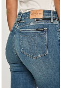 Calvin Klein Jeans - Jeansy CKJ011. Kolor: niebieski. Materiał: bawełna, poliester, denim, elastan. Wzór: gładki #4