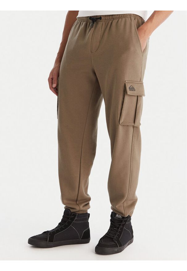 Quiksilver Spodnie dresowe Cargo Fleece EQYFB03401 Khaki Regular Fit. Kolor: brązowy. Materiał: bawełna, syntetyk