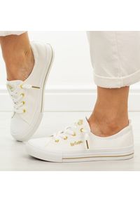 Białe trampki damskie Lee Cooper 4050. Okazja: na co dzień, na spacer. Nosek buta: okrągły. Kolor: biały. Materiał: tkanina. Szerokość cholewki: normalna. Sezon: wiosna, lato. Styl: casual, klasyczny, sportowy #1