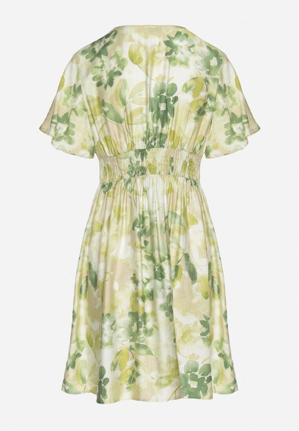 Born2be - Zielona Sukienka z Kopertowym Dekoltem z Wiskozą w Kwiaty Sovedia. Typ kołnierza: dekolt kopertowy. Kolor: zielony. Materiał: wiskoza. Wzór: kwiaty. Sezon: wiosna, lato. Typ sukienki: kopertowe. Styl: elegancki