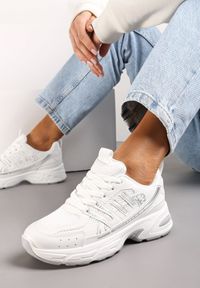 Renee - Białe Sneakersy na Grubej Podeszwie Ozdobione Przeszyciami Linarei. Kolor: biały. Wzór: aplikacja #1