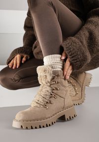Born2be - Ciemnobeżowe Sznurowane Traperki z Ekozamszu z Futerkiem na Języku Mestiara. Zapięcie: zamek. Kolor: beżowy. Materiał: futro. Wzór: aplikacja. Obcas: na płaskiej podeszwie #2