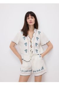 Reserved - Szorty z haftem - biały. Kolor: biały. Materiał: wiskoza, len, materiał. Wzór: haft #1