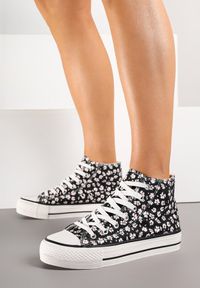 Born2be - Czarne Casualowe Trampki za Kostkę w Kwiatowy Wzór Follarita. Okazja: na co dzień. Wysokość cholewki: za kostkę. Zapięcie: sznurówki. Kolor: czarny. Materiał: jeans. Szerokość cholewki: normalna. Wzór: kwiaty. Styl: casual