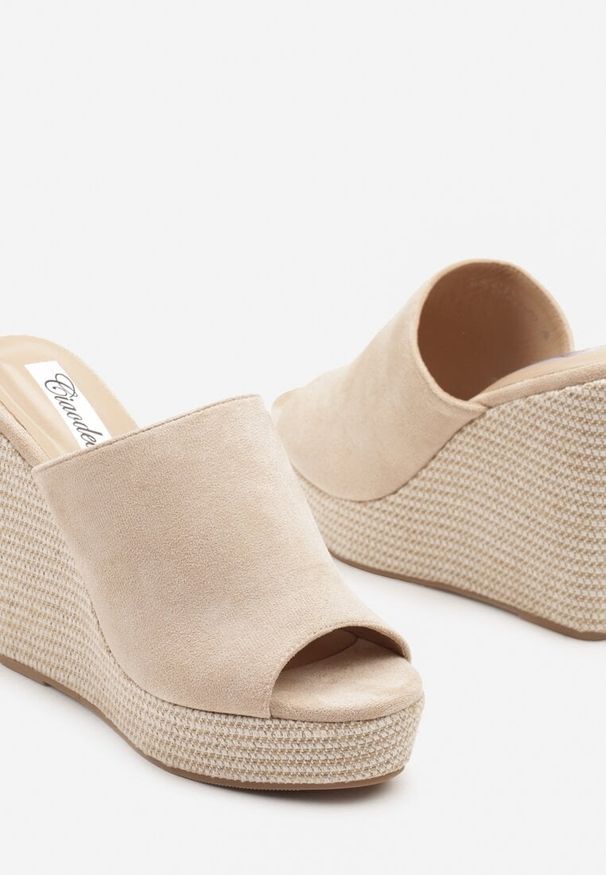 Born2be - Beżowe Klapki na Koturnie Ozdobionym Plecionką Olinera. Okazja: na co dzień. Kolor: beżowy. Materiał: jeans. Wzór: aplikacja. Obcas: na koturnie. Styl: casual, elegancki