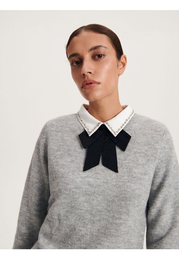Reserved - Sweter z ozdobnym kołnierzem - szary. Kolor: szary. Materiał: dzianina. Wzór: gładki