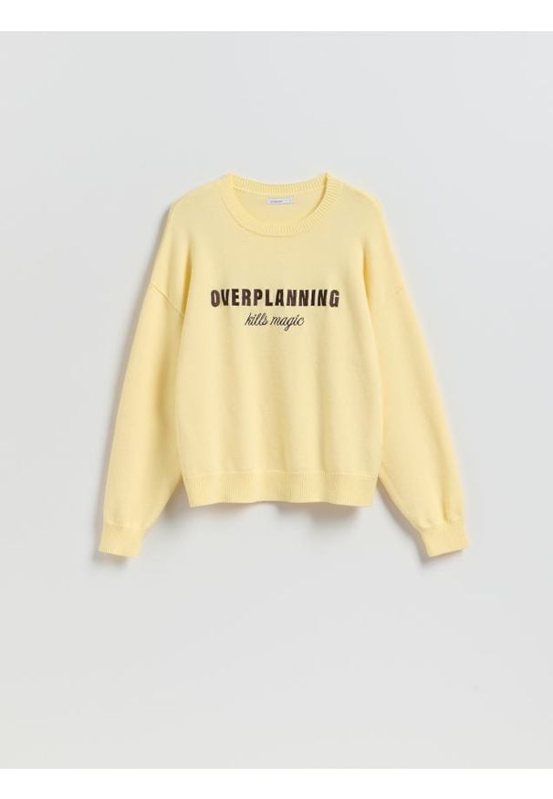 Reserved - Sweter z haftowanym napisem - jasnożółty. Kolor: żółty. Materiał: dzianina, wiskoza. Wzór: napisy, haft