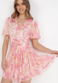 Born2be - Jasnoróżowa Sukienka Iania. Kolor: różowy. Wzór: aplikacja. Typ sukienki: plisowane. Długość: mini #5