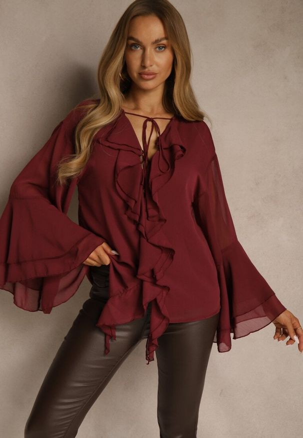 Renee - Bordowa Rustykalna Bluzka Zdobiona Falbankami i Wiązaniem przy Dekolcie Nerianna. Okazja: na co dzień. Typ kołnierza: kołnierz z falbankami. Kolor: czerwony. Materiał: tkanina. Wzór: aplikacja. Styl: casual