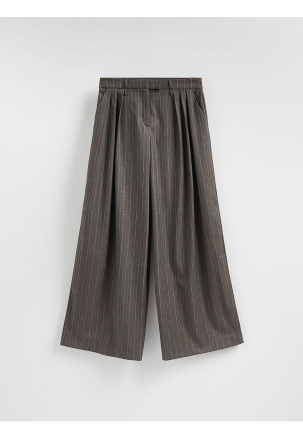 Reserved - Luźne spodnie z zakładkami - ciemnoszary. Kolor: szary. Materiał: wiskoza, tkanina