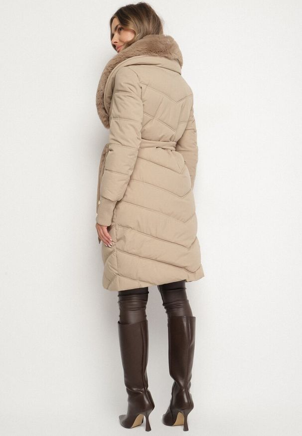 Born2be - Beżowa Elegancka Kurtka z Pikowanymi Przeszyciami i Futrzanym Kołnierzem Gallea. Okazja: na co dzień, na spacer. Kolor: beżowy. Materiał: futro. Sezon: zima. Styl: elegancki