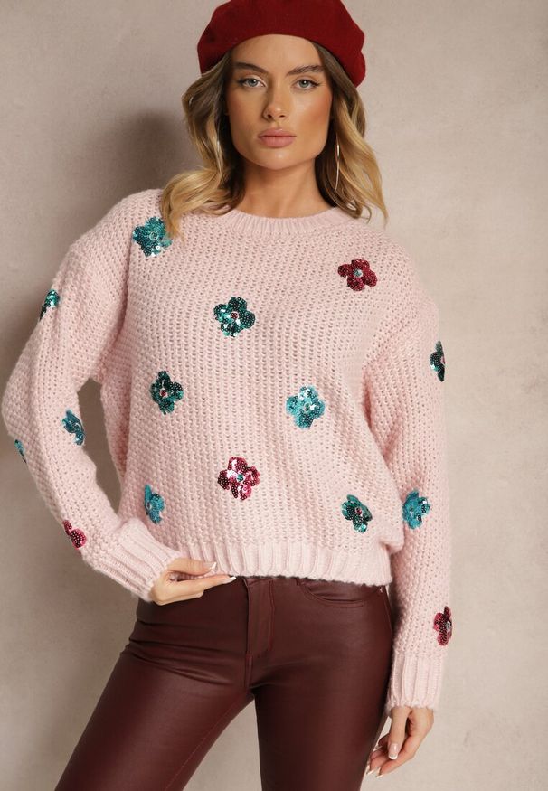 Renee - Jasnoróżowy Sweter z Wiskozą Zdobiony Cekinowymi Aplikacjami z Kwiatami Edalora. Okazja: na co dzień. Kolor: różowy. Materiał: wiskoza. Długość rękawa: długi rękaw. Długość: długie. Wzór: aplikacja, kwiaty. Styl: klasyczny, elegancki, casual