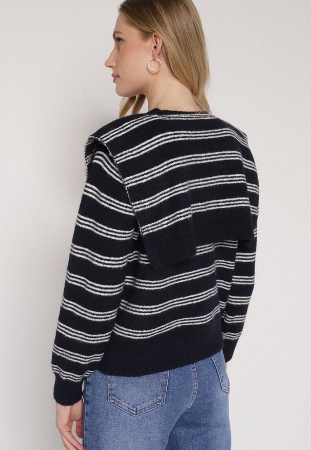 Born2be - Granatowy Kardigan w Paski z Domieszką Wełny z Dodatkową Narzutką Fedina. Kolor: niebieski. Materiał: wełna. Długość rękawa: długi rękaw. Długość: długie. Wzór: paski. Styl: elegancki, klasyczny