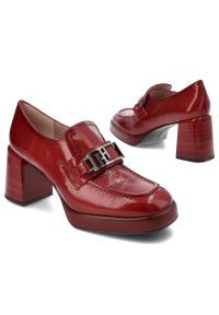 Czerwone Półbuty Hispanitas Buty Na Słupku. Okazja: na co dzień. Zapięcie: klamry. Kolor: czerwony. Materiał: skóra, lakier. Wzór: geometria. Obcas: na słupku. Styl: casual. Wysokość obcasa: średni #5